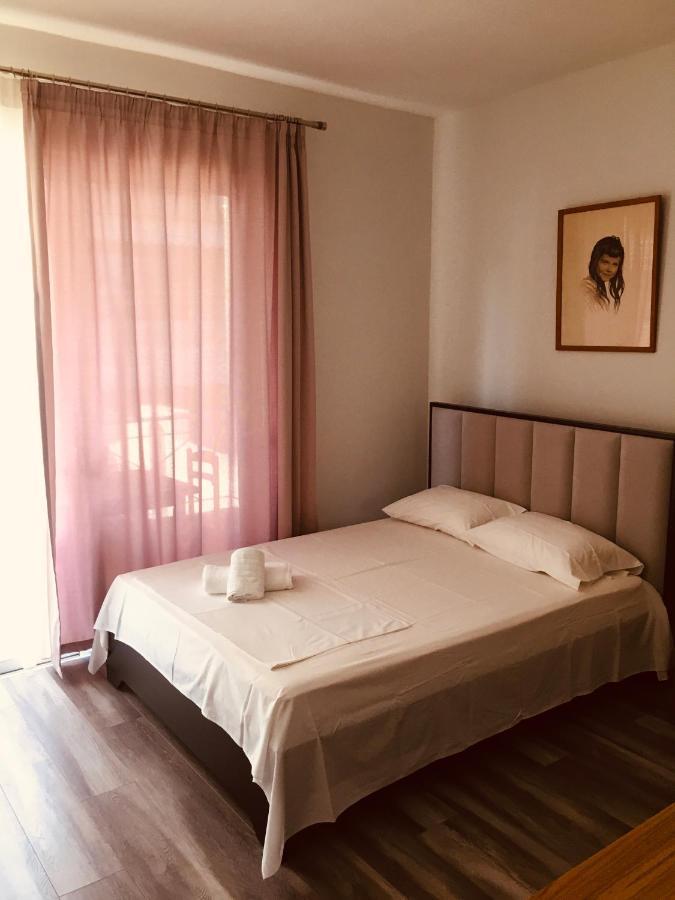 Irini Boutique Rooms!!! Himarë Dış mekan fotoğraf